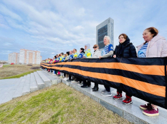 20-метровая Георгиевская лента: «Солнечные моржи Анапы» приняли участие в акции памяти