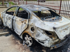 В Анапе сгорел «Хёндай Солярис»: возможно, автомобиль подожгли