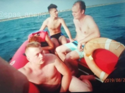 В Благовещенской под Анапой четверых туристов на катамаране унесло в море