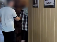 В Анапе задержали 18-летнего курьера телефонных мошенников
