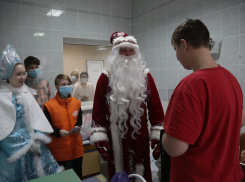 В Анапе к детям, лежащим в больнице, Дед Мороз пришёл прямо в палату
