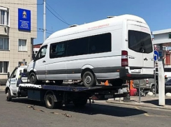 ГИБДД арестовывает микроавтобусы по дороге в Анапу и отправляет их на штрафстоянку