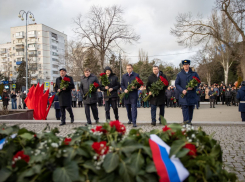 В Анапе в День защитника Отечества возложили цветы к стеле Города воинской славы