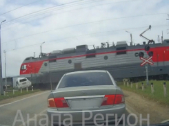 Опубликовано видео очевидцев момента столкновения поезда и джипа в Анапе