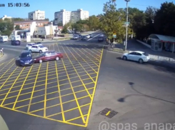 В Анапе на «вафле» возле Южного рынка - первая авария
