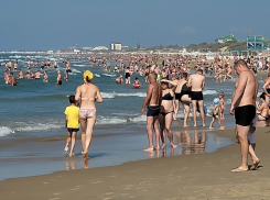 Четвертый месяц лета: на пляжах Анапы аншлаг – все купаются