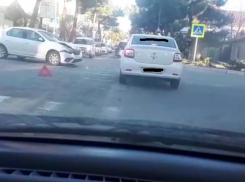 Под Анапой «Лада» пополам, а в центре города столкнулись сразу три машины