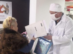 В анапском МФЦ неизвестные в белых халатах бесплатно раздавали посетителям маски