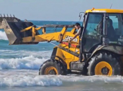 «Постираться заехал»: в оперштабе прокомментировали ситуацию с заехавшим в море трактором