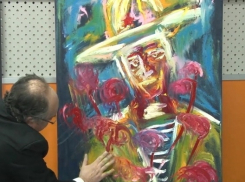 В Анапе всемирно известный художник за несколько минут написал картину под музыку 