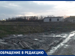 Жителям Красного Кургана под Анапой приходится ходить за продуктами по бездорожью