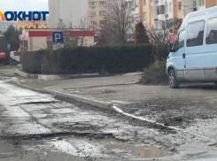 Испытание для машин и водителей: вечная проблема адских ям на улице Объездной в Анапе 