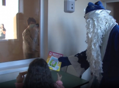 В Анапе Дед Мороз и Снегурочка поздравили ребят в детской больнице