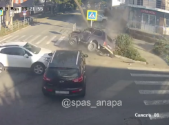 В результате столкновения «Нива» чуть не убила пешеходов в Анапе