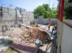 Мэрия Анапы добилась сноса самовольной постройки в центре города