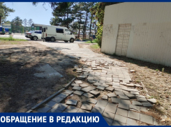 «Можно ноги переломать»: анапчанка о состоянии тротуара на Пионерском проспекте