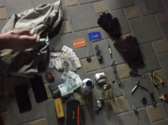 Двое мужчин воровали вещи из автомобилей в Витязево под Анапой