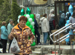 Прямо сейчас! В Анапе пенсионеры выстроились в очередь за красной икрой стоимостью 2000 руб.