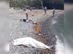 Курортный сезон начался с трагедии: отдыхающие на пляже загорали рядом трупом