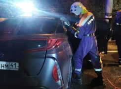 В Сукко под Анапой в результате аварии водителя зажало в салоне Toyota