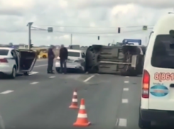 У вокзала в Анапе очевидцы сняли на видео ДТП: от удара иномарка перевернулась 