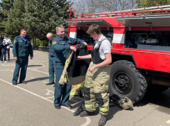 Сотрудники МЧС из Анапы устроили открытый урок школьникам в Гостагаевской