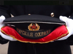 В Анапе на воду возложили венок и бескозырку - почтили память погибших моряков-пограничников