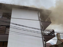 Прямо сейчас! В Джемете под Анапой горит гостевой дом, людей эвакуировали