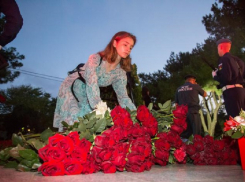 Сегодня, 22 июня, ровно в 4 утра анапчане возложили цветы к Братской могиле