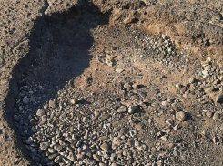 Жители Анапы пожаловались на опасные ямы во дворе