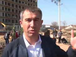 У парк-отеля «Восход» в Анапе высадили 100 сосен. Дионис Димоев: здесь будет сквер 