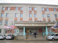 Анапчане возмущены состоянием парковки у детской поликлиники