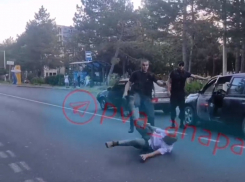 Жесткие разборки в стиле 90-х: мужчины устроили драку прямо на дороге в Анапе