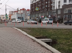 В Анапе на улице Объездной разделили полосы движения столбиками