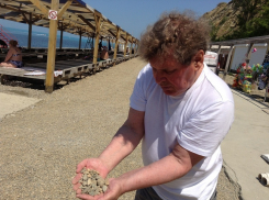 «Грязелечением» можно назвать отдых на пляже «Малая бухта» в Анапе