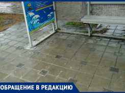 После публикации на «Блокноте» в Анапе закрыли яму на автобусной остановке