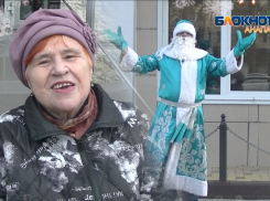 Анапчане вместе с Дедом Морозом зарядились праздничным настроением на улицах города