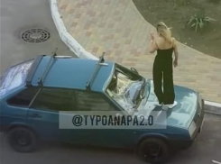 В Анапе рассерженная девушка разнесла «девятку» своего друга