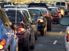 В Анапе возле «Россиянки» сотрудники ДПС молча наблюдают за хаосом на дороге