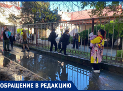 «Как мартышки»: анапчанин жалуется на отсутствие ливневок и огромные лужи