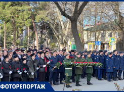 В Анапе в День защитника Отечества возложили цветы к стеле «Город воинской славы»