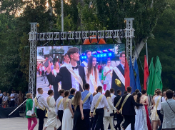 В шикарных платьях и элегантных костюмах выпускники Анапы пришли на праздник «Алые паруса»