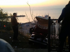 В Анапе на набережной электрокар чуть не сорвался с 20 метровой высоты в море