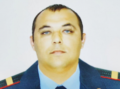 Анапский пожарный Денис Кострюков спас многодетную мать, которая хотела сгореть в огне 