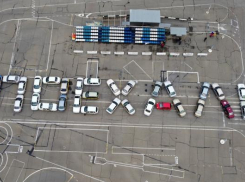 В Анапе в честь Дня космонавтики выстроили из 34-х автомобилей слово «Поехали»