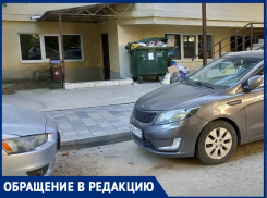 От дома по улице Астраханской, 79 невозможно вывезти мусор из-за припаркованных машин