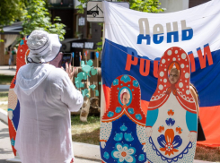 Хоровое исполнение гимна России и развертывание флага: как в Анапе прошли праздничные мероприятия