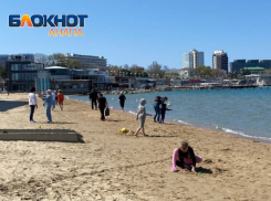 «Весна шепнет тебе – живи»: береговая линия Анапы пополнилась отдыхающими