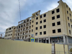 В Анапе снесли еще три этажа многоквартирного дома на улице Калинина