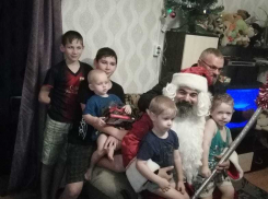 Анапские байкеры поздравили с Новым годом многодетную семью из Гостагаевской 